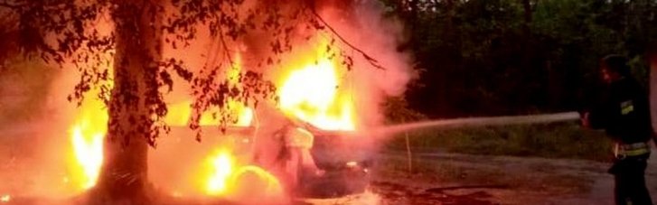 На Днепропетровщине от обстрела горели грузовики и многоэтажка, ранен мужчина (ФОТО)