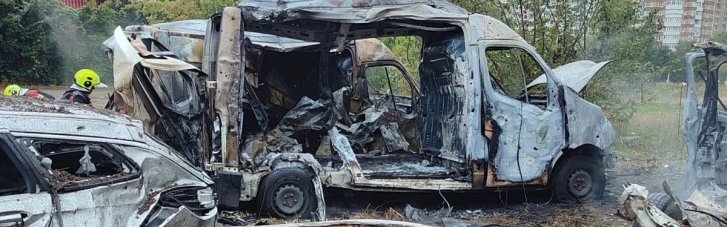 У Києві через черговий російський удар спалахнули автівки, три згоріли вщент (ФОТО)