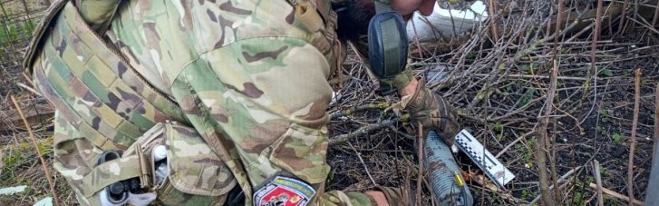 В поле на Сумщине обнаружили вражеский дрон с боевой частью
