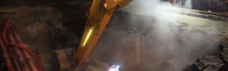У Києві 16-річна дівчина впала в яму з окропом на проспекті Лобановського, де стався прорив труби (ФОТО)