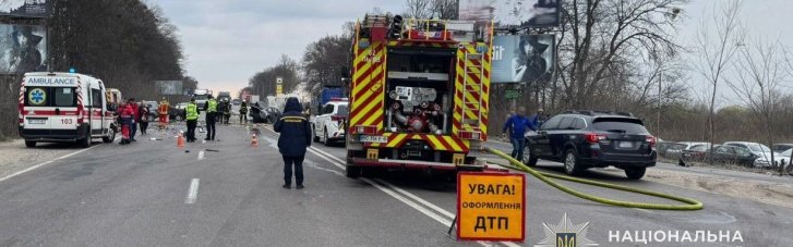 Из-за масштабного ДТП во Львовской области полностью перекрыто движение по трассе Киев-Чоп