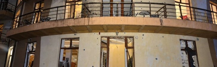 В Запорожье из-за обстрела повреждены дома, гостиница и транспорт, есть раненые (ФОТО)
