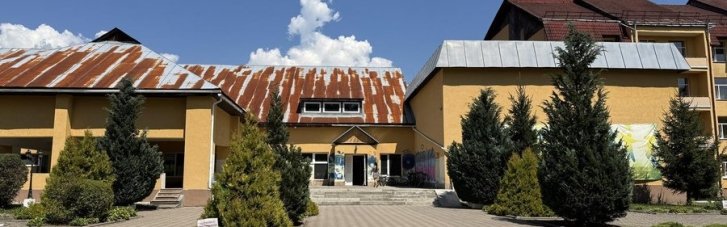 Плесень в укрытии, гнилые продукты, 12 детей в комнате: Лубинец пришел с проверкой в "Артек" на Закарпатье