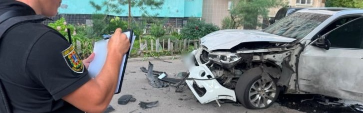 В одном из дворов в Одессе взорвался автомобиль. Пострадал водитель