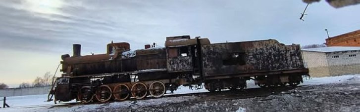 Росіяни дроном знищили паровоз 1957 року випуску та старовинний вагон у Сновську на Чернігівщині