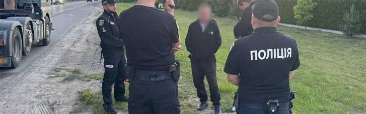 В Хмельницкой области водитель-дальнобойщик пытался изнасиловать несовершеннолетнюю. Его поймали на Львовщине