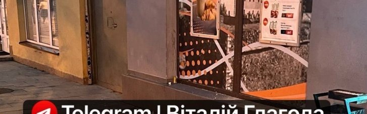 В Ужгороде женщине на голову упал огромный отколовшийся от фасада кусок карниза