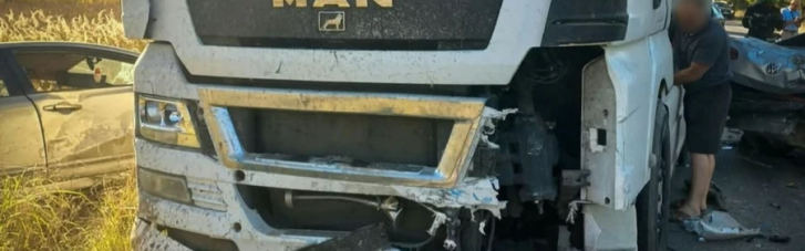 Поблизу пункту пропуску на Закарпатті вантажівка протаранила три легківки (ВІДЕО)
