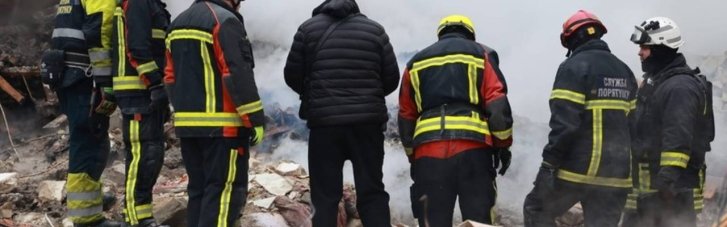 Поисково-спасательные работы на месте российского удара в Харькове продолжаются (ФОТО, ВИДЕО)