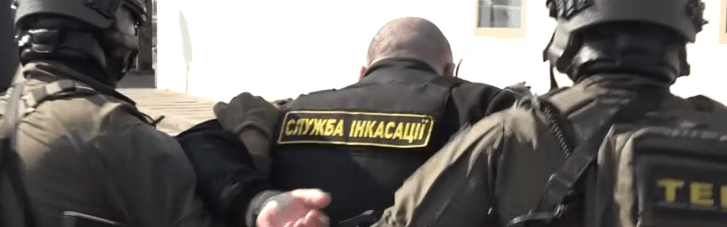 Один зі співробітників "Ощадбанку", якого раніше затримували в Угорщині, опинився у лікарні в критичному стані