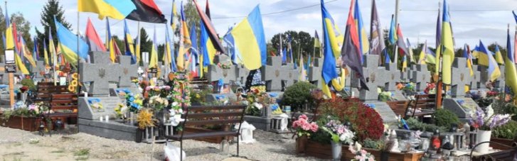 На Прикарпатті невідомі здійснили наругу над могилами захисників
