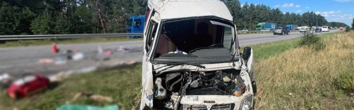 На трассе Киев-Чоп автобус столкнулся с авто и опрокинулся: многие пострадавшие (ФОТО)