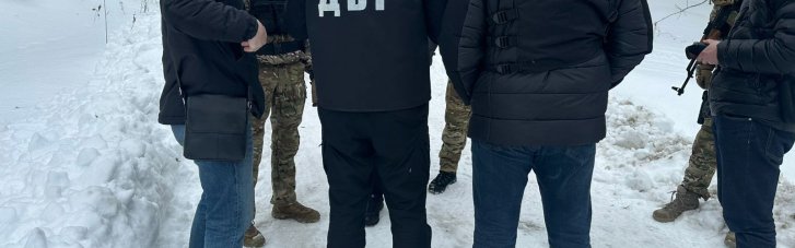 Офіцер військової частини на Сумщині крав зброю та шукав охочих купити її