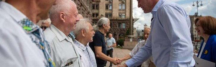 Виталий Кличко принял участие в церемонии чествования флага, который впервые подняли возле столичной мэрии 36 лет назад