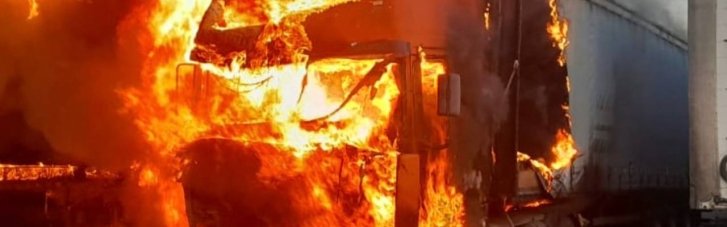 На Днепропетровщине из-за дроновых ударов горели автомобили, мотоциклы и дома (ФОТО)