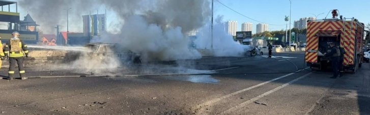 Через дронову атаку на трасі під Києвом горять автівки: є загиблі, рух обмежено (ФОТО)