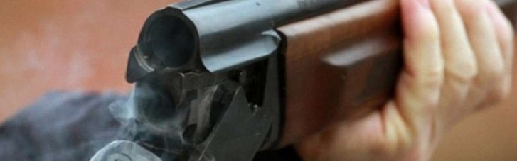 На Буковине мужчина расстрелял полицейских из охотничьего ружья и скрылся.