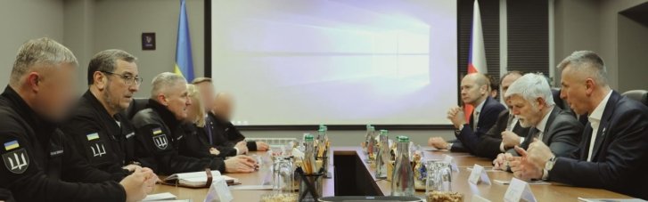 Чеському президенту продемонстрували бойові можливості та інноваційний потенціал воєнної розвідки України 