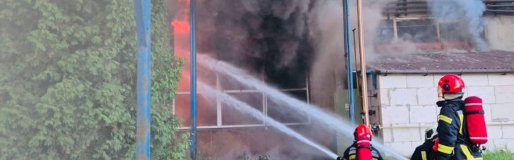 Во Львове горит завод "Искра". Есть пострадавшие