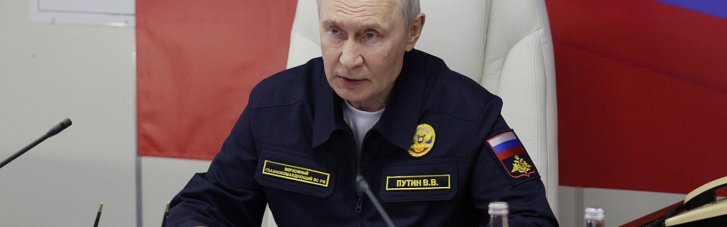 Менял штаны: Путин влез на крейсер в гражданском, а вылез — в военной форме (ВИДЕО)