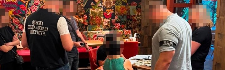 Чиновница Одесского РТЦК попалась на вымогательстве 11 тысяч долларов за оформление отсрочки