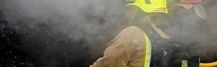 Из-за российской атаки на Житомирщине вспыхнул транспортный объект (ФОТО)