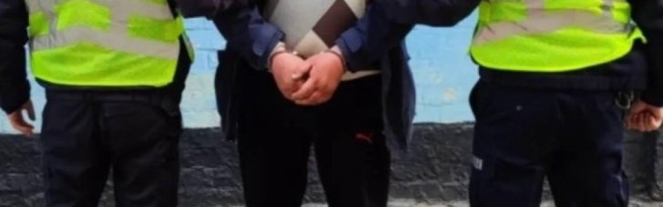 Майже два роки тримали юнака в неволі, катували й ґвалтували: на Кіровоградщині затримали групу кривдників
