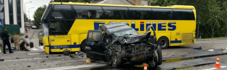 На Київщині водій позашляховика влетів у рейсовий автобус із 17 пасажирами: одна людина, загинула ще четверо зазнали поранень