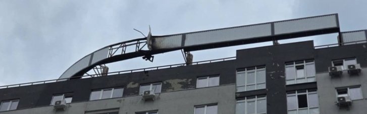 Российский дрон попал в крышу многоэтажки в Харькове, вызвав пожар
