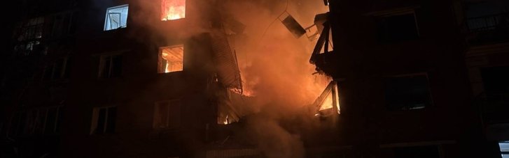 В Конотопе — по меньшей мере 6 пострадавших от ночной атаки, под завалами многоэтажки ищут людей (ФОТО)