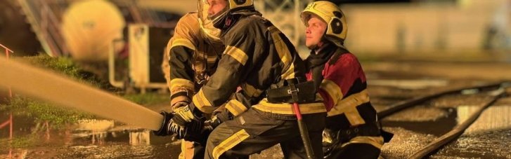 Росіяни атакували промисловий об'єкт під Києвом: поранено водія бензовоза, вирує пожежа (ФОТО)