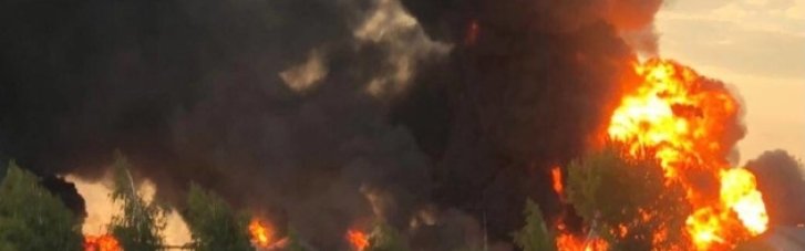 Біля західного кордону росіяни демонстративно спалили локомотив потяга й пошкодили заправку дроновим ударом, - Зеленський
