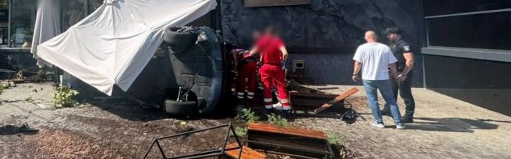 Одна з автівок вилетіла на терасу ресторану: у центрі Києві сталась ДТП (ФОТО, ВІДЕО)