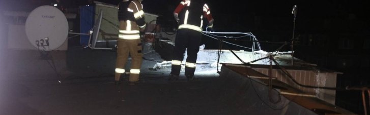 Российский дрон попал в многоэтажку в Сумах, из дома эвакуировали около 40 человек (ФОТО)
