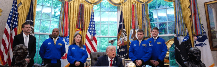 Трамп встретился с астронавтами миссии Artemis II: не дал им сказать ни слова и шутил над ушами главы NASA