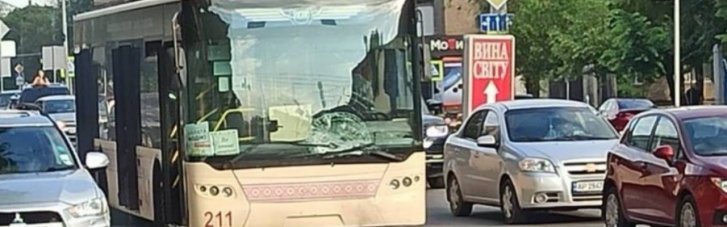 Ворог атакує Запоріжжя: під ударом громадський транспорт, будинки та приватні авто (ФОТО)