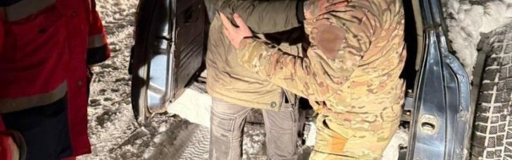 В лесу на Ровенщине едва не замерзли насмерть двое мужчин: Их спасали пограничники