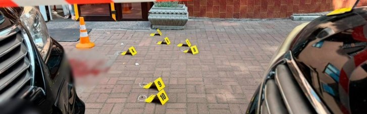 В Києві сталася стрілянина. Поліція ввела спецоперацію та розшукує озброєного нападника