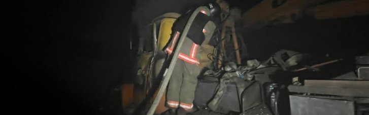 Російські обстріли спричинили загоряння на Дніпропетровщині, пошкоджене пожежне депо (ФОТО)