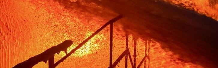 Под Киевом из-за российской атаки вспыхнул масштабный пожар (ФОТО)