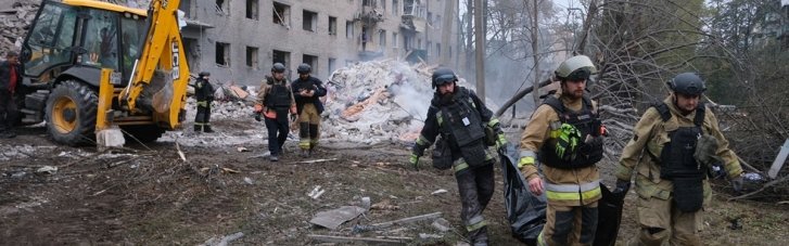 У Словʼянську під завалами шукають пʼятьох людей (ВІДЕО)