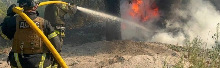 Из-за российских ударов на Днепропетровщине горели гаражи, админздание и магазин (ФОТО)