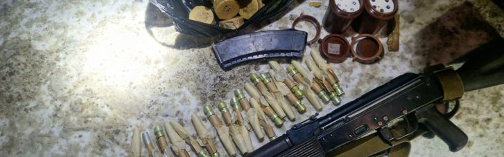 Более 30 автоматов и 40 тыс. патронов: на выезде из Харькова нацгвардейцы нашли во внедорожнике целый арсенал (ФОТО)