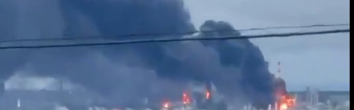 У Росії Ярославський НПЗ атакували дрони: там спалахнула пожежа