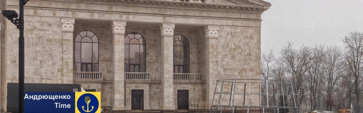 Танцы на костях: в оккупированном Мариуполе устанавливают праздничную елку у драмтеатра