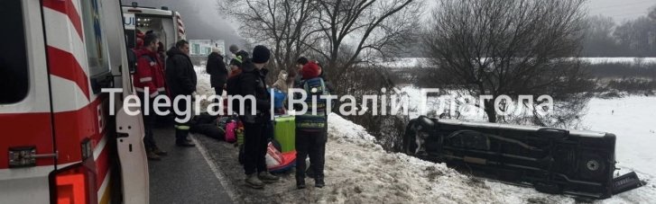 На Закарпатті автобус з дітьми вилетів з траси та перекинувся (ФОТО)