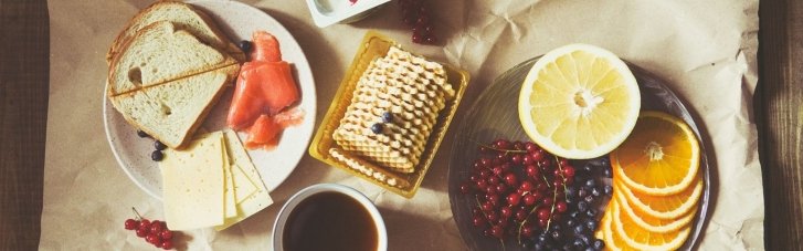 Не лише цукерки: стоматолог назвав 5 продуктів, які можуть зашкодити зубам