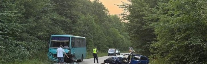 Во Львовской области 11 человек травмировались в ДТП: легковка врезалась в автобус (ФОТО)