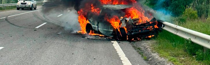 Ворожий дрон прямим влучанням знищив легківку на Харківщині (ФОТО)