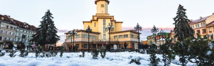 Мэр Ивано-Франковска выгнал чиновников убирать снег